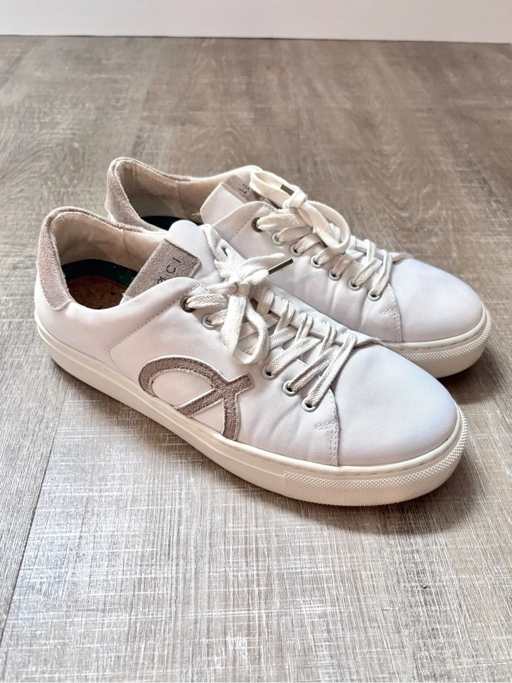 LOCI Origin Nine Vegan Sneakers Womens 9 White Tan Low Top Recycled Walking Shoe